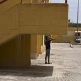 Per un momento la fugace immagine di un bambino cattura la nostra attenzione: ma � solo un attimo, il bimbo scompare subito nell'androne di un edificio